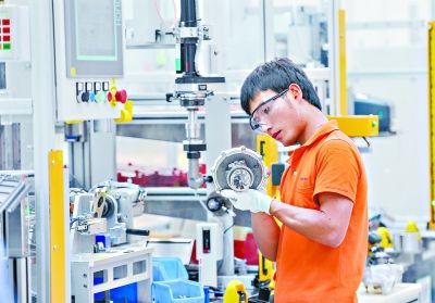 霍尼韦尔武汉工厂的技术人员检查涡轮产品 见习记者郭良朔 摄(实习